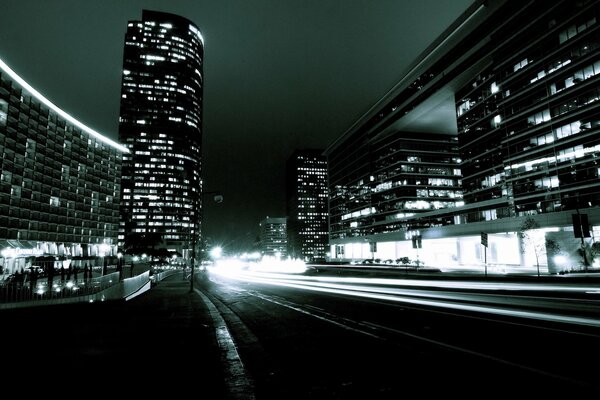 Camino iluminado por la noche en la ciudad