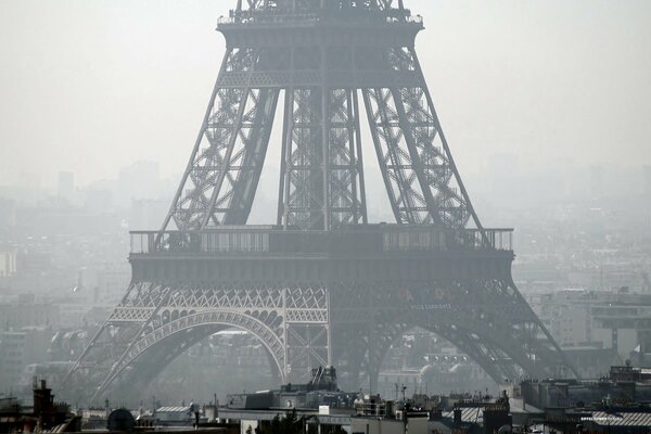 Smog enveloped the Eiffel Tower