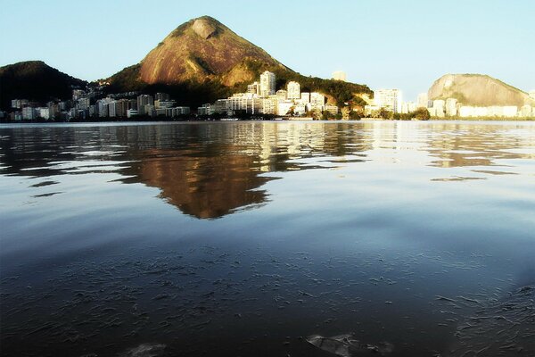 Città e montagne che si riflettono nell acqua