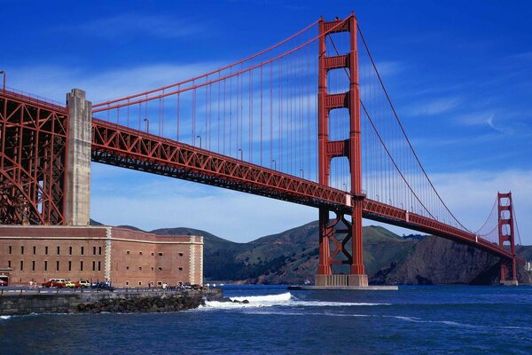 Enorme puente detrás de una pequeña casa