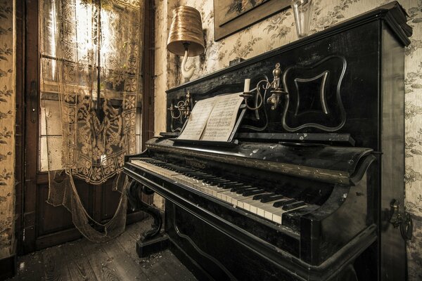 Vieux piano, partitions, musique