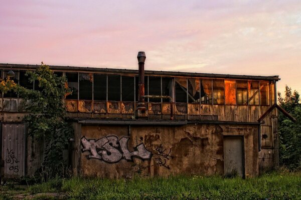 Barrio de noche con graffiti