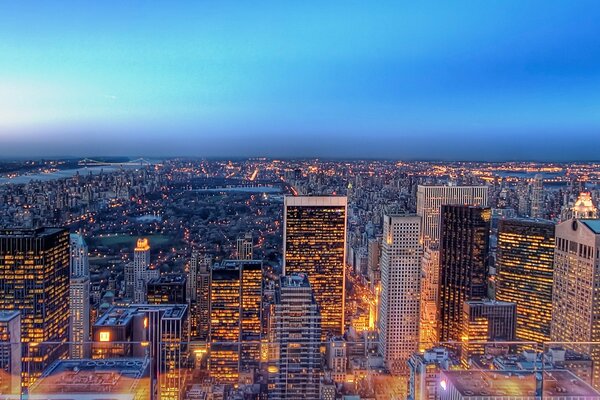 Las brillantes luces de nueva York se hunden en la oscuridad