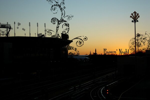 Grafische Muster auf einem orangefarbenen Sonnenuntergang Hintergrund