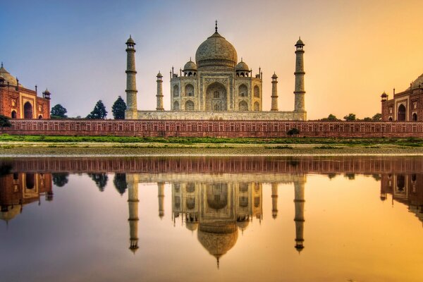 Mausoleum River in Taj Mahal