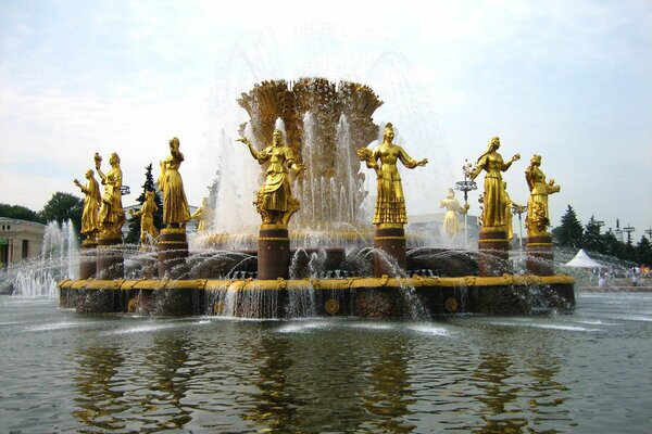 Schöner Brunnen in Moskau am VDNH