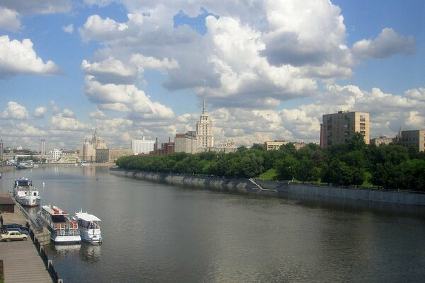 Grattacieli sulle rive del fiume Moscova