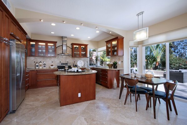 Interior de la cocina de estilo clásico marrón con ventana panorámica