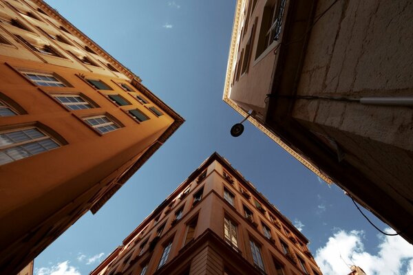 Ventanas en las tareas en el fondo de las nubes y el cielo