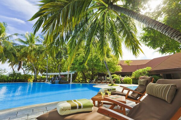 Esterno in hotel alle Maldive con vista sulla piscina