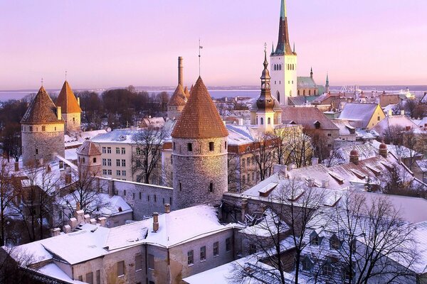 Edificios antiguos con techo roto en Estonia