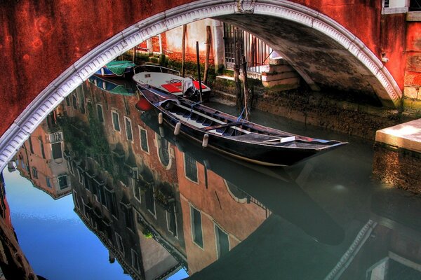 Barca veneziana sotto il ponte rosso