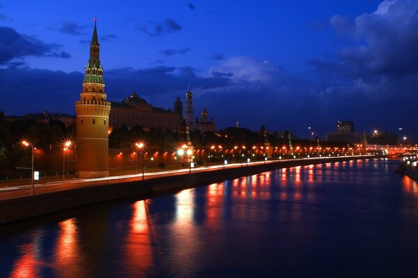 Kremlin en la orilla de la noche de Moscú / río