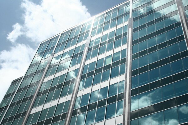 El edificio alto refleja las nubes