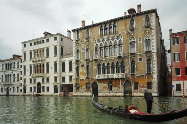 Venecia Navega en góndola con un hombre