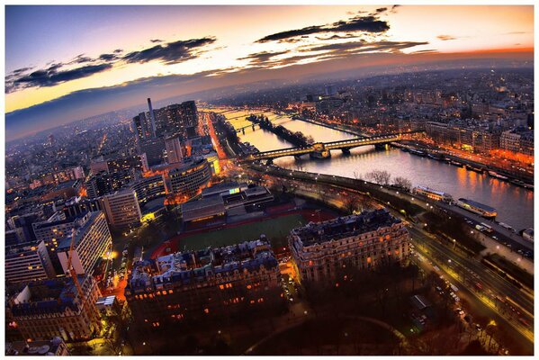 Noche hermosa París en las luces