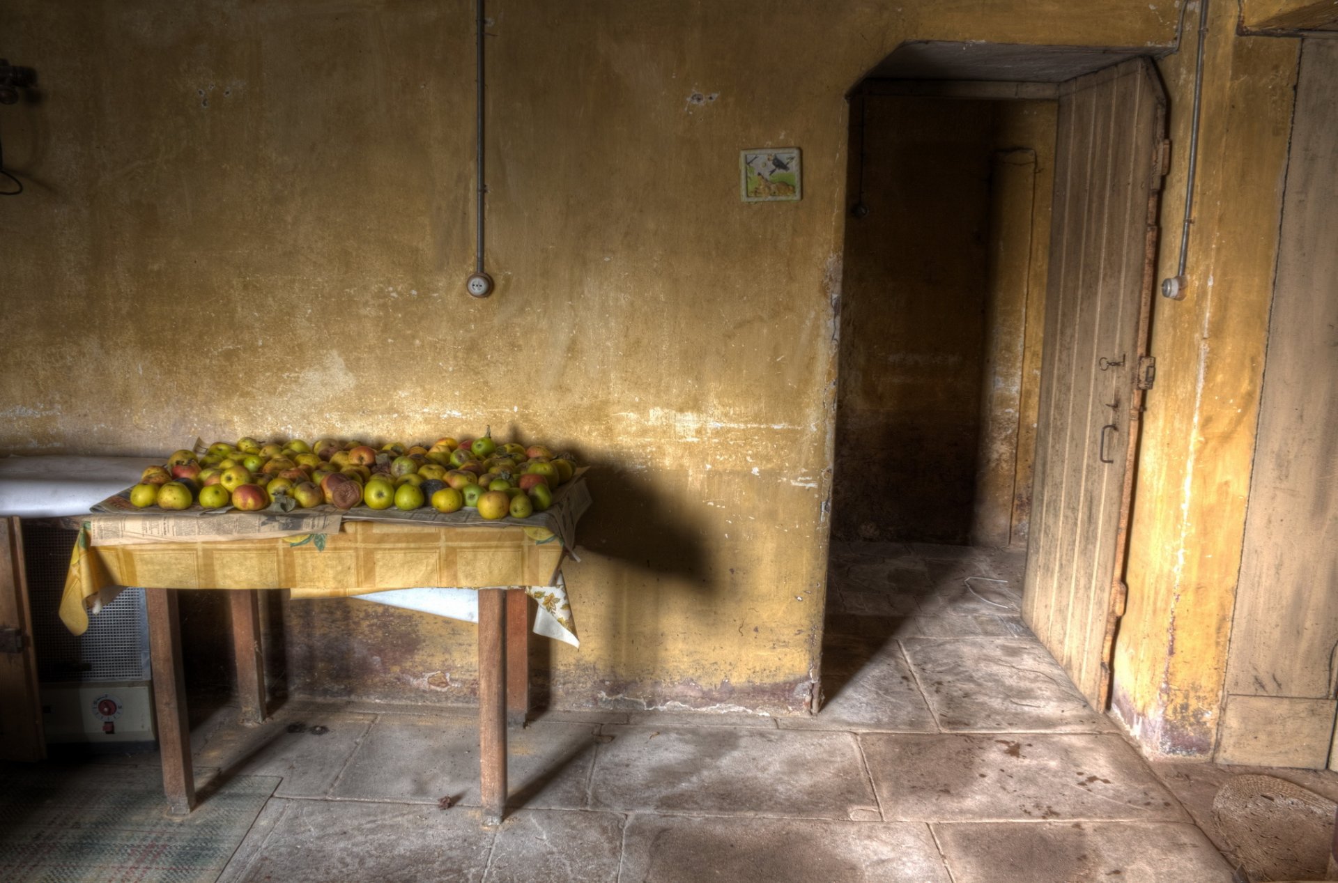 table apples door