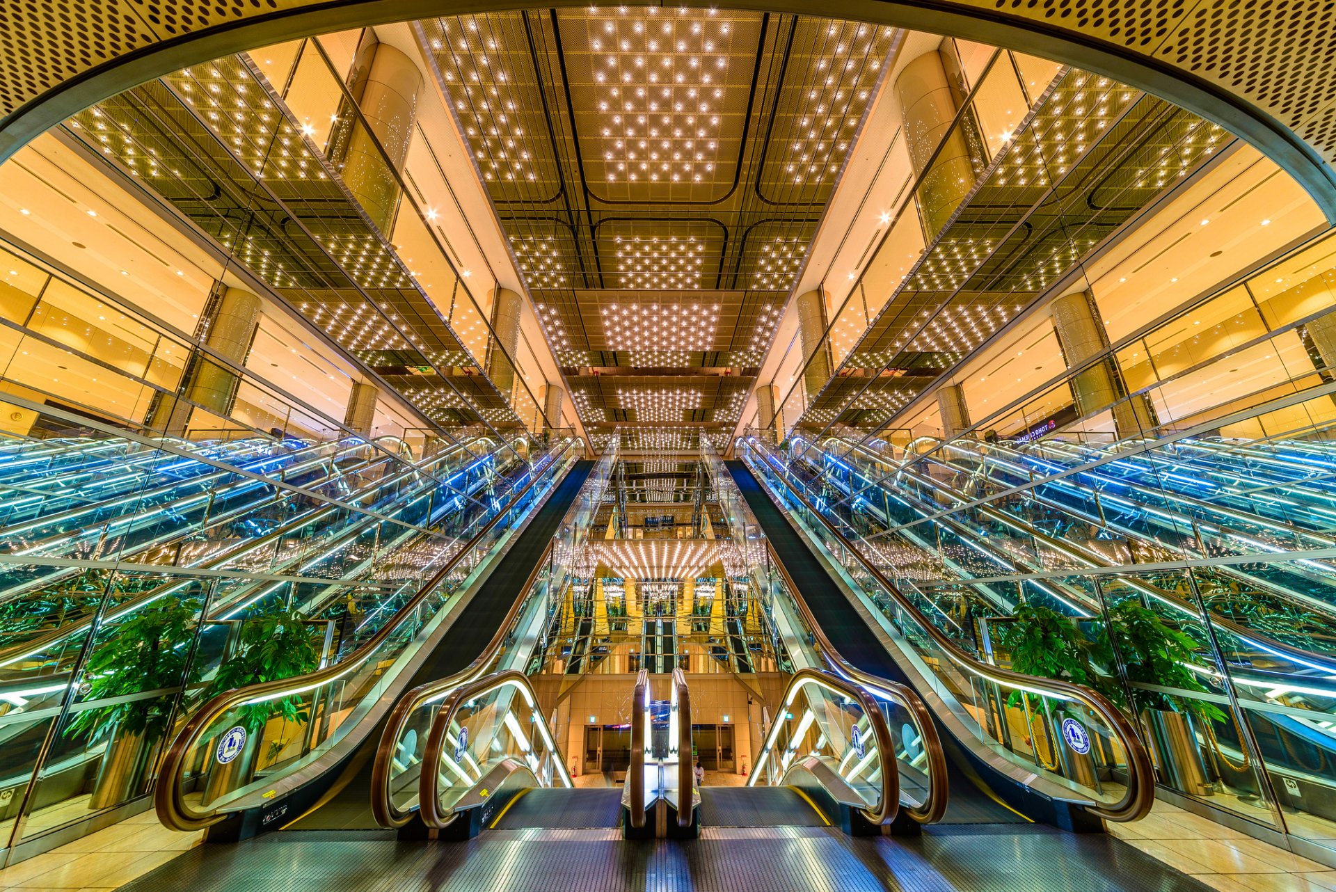 halle rolltreppe licht