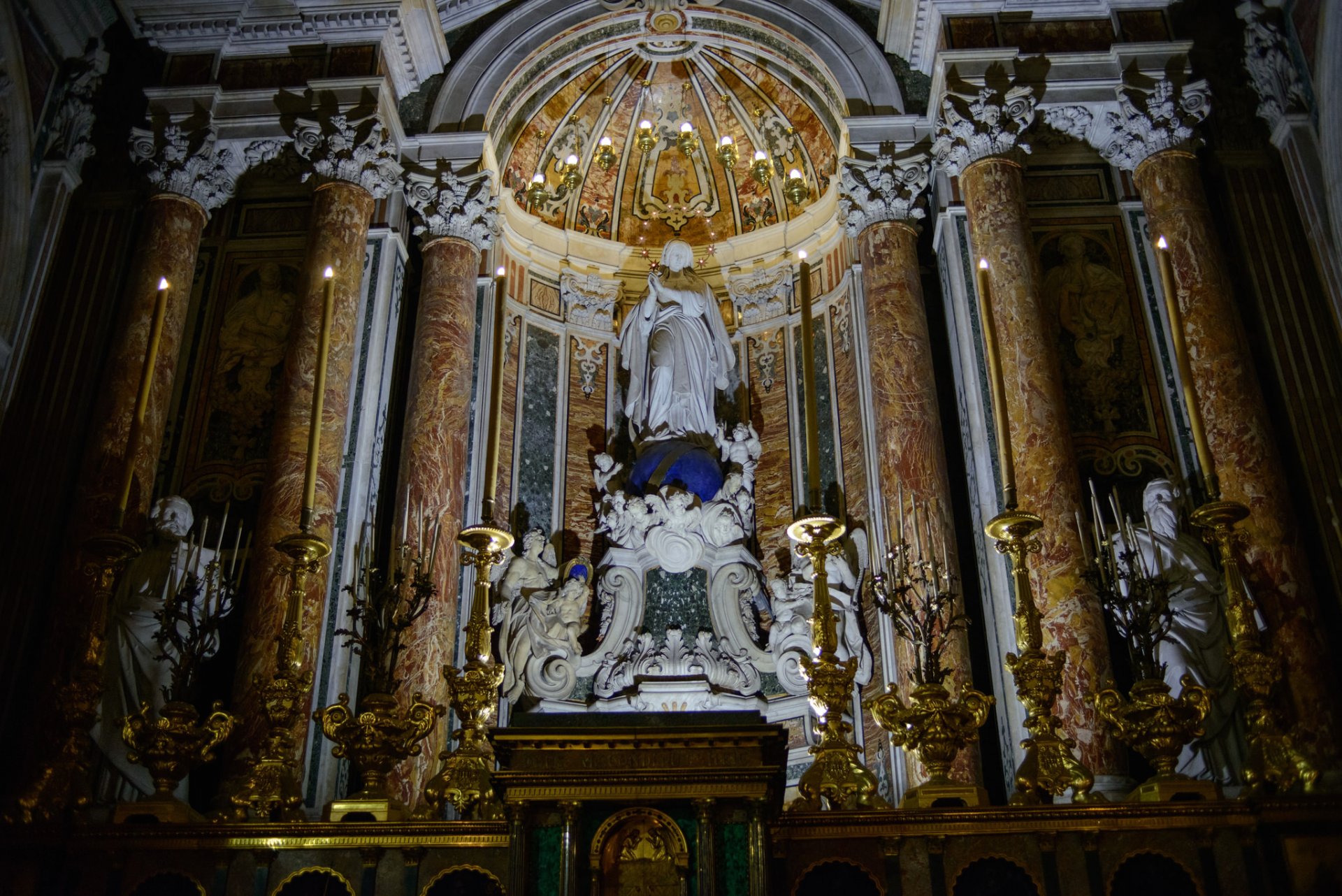 kathedrale architektur säule skulptur religion halbdunkel