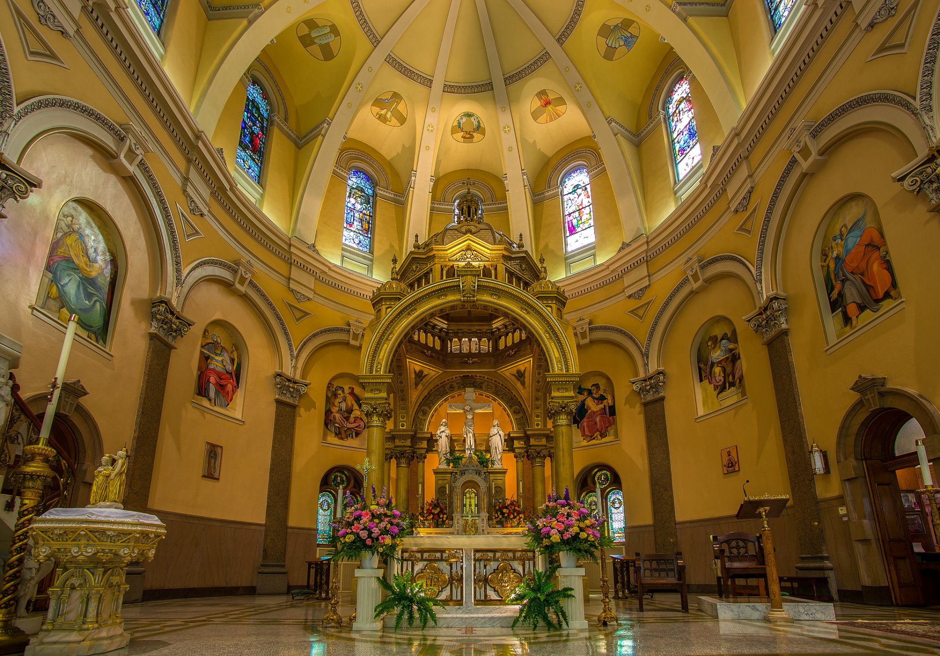 iglesia altar cúpula vidrieras flores