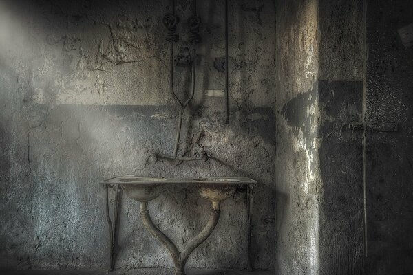 Lavabo dans un bâtiment abandonné. Intérieur fantasmagorique