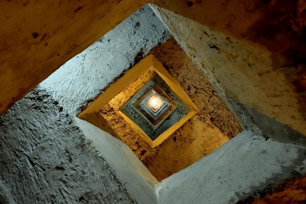 Una pequeña ventana en medio de la oscuridad