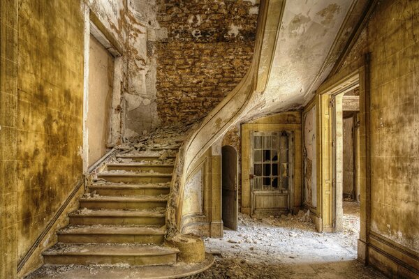 Hermosa escalera en una finca abandonada