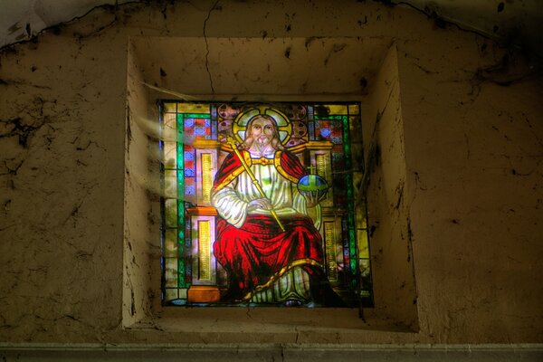 Vieja ventana de vidrieras con telarañas