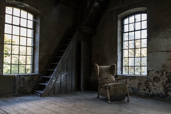 Maison abandonnée avec un escalier dans le grenier et avec des fenêtres à vent