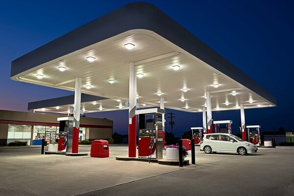 Ein Abend an der Tankstelle mit einem einsamen Auto