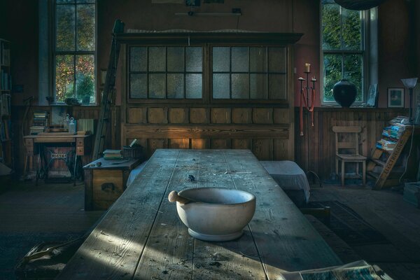 Table en bois dans la vieille maison