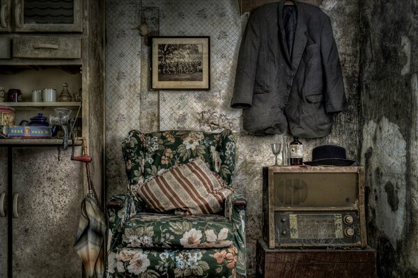 Vintage Interieur mit Sessel und Radio