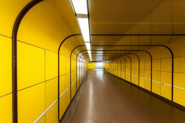 Transition avec des murs jaunes et des lampes