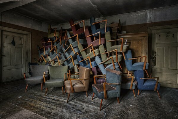 Muchas sillas en una habitación abandonada