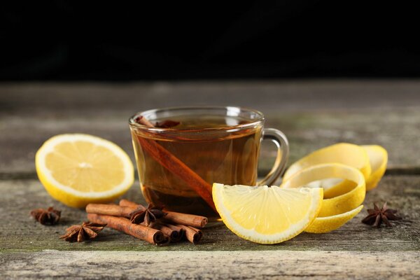 Taza de té de canela y limón