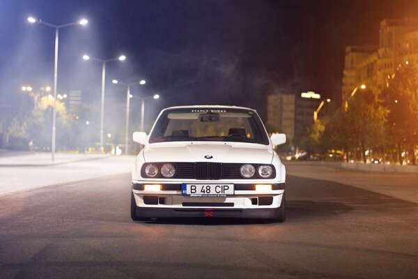 Bianco BMW in mezzo alla strada di notte