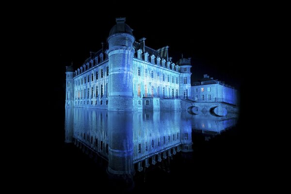 Reflejo del castillo en el agua por la noche