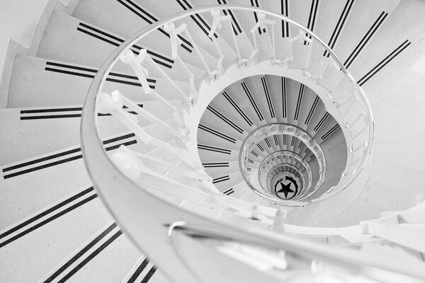 Weiße Wendeltreppe, die nach unten führt