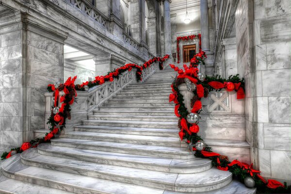 Escalera de mármol decorada con flores