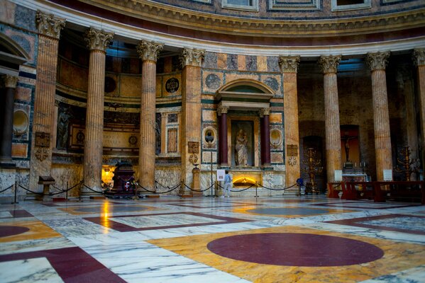 Sala di marmo con colonne e Statua