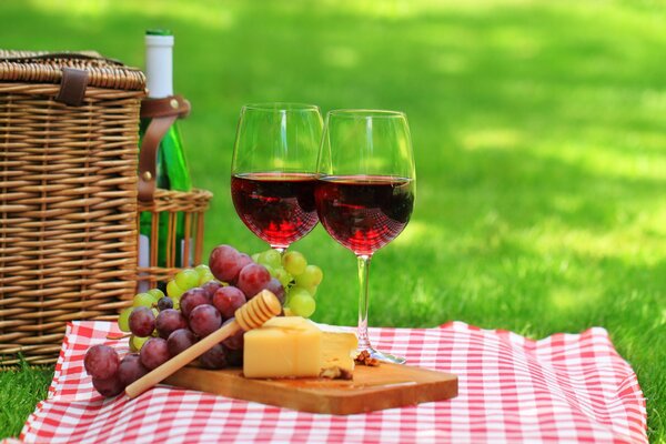 Copas de vino y queso al aire libre