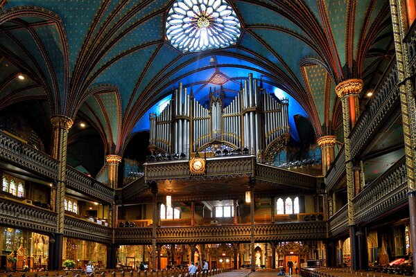 Catedral de lujo con columnas y balcones