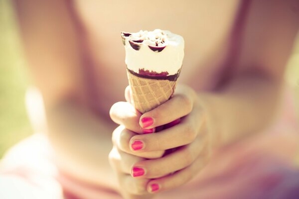 Verano brillante. el delicioso helado que sostienen las manos de mamá