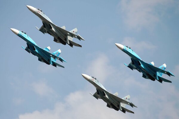 Quatre chasseurs de l armée de l air russe dans le ciel