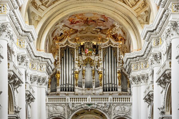 Orgel im großen Saal der Kirche