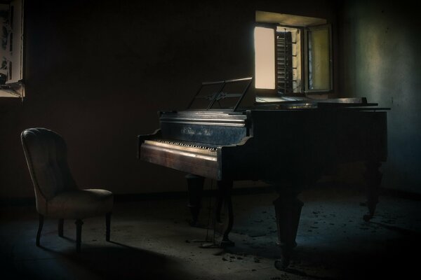 Chambre noire, piano et chaise