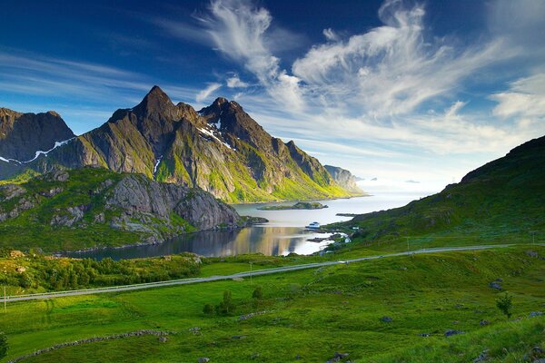 Berglandschaft mit grünen Hügeln, Fluss und klarem Himmel