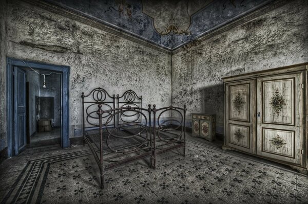 An old abandoned room with a bed