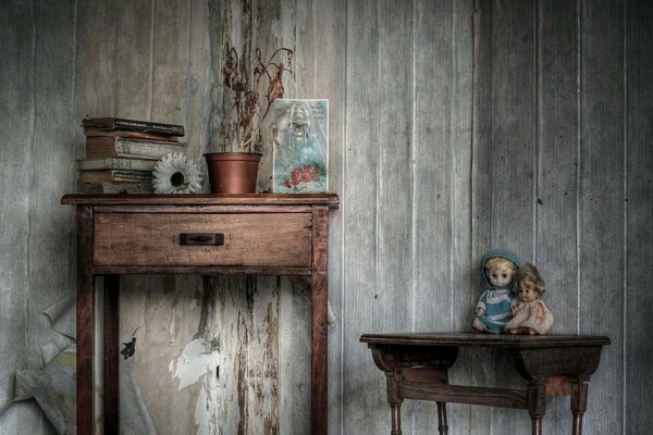 Möbel und Spielzeug auf dem Hintergrund der alten Wand