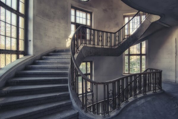 Breite Treppe mit großen Fenstern